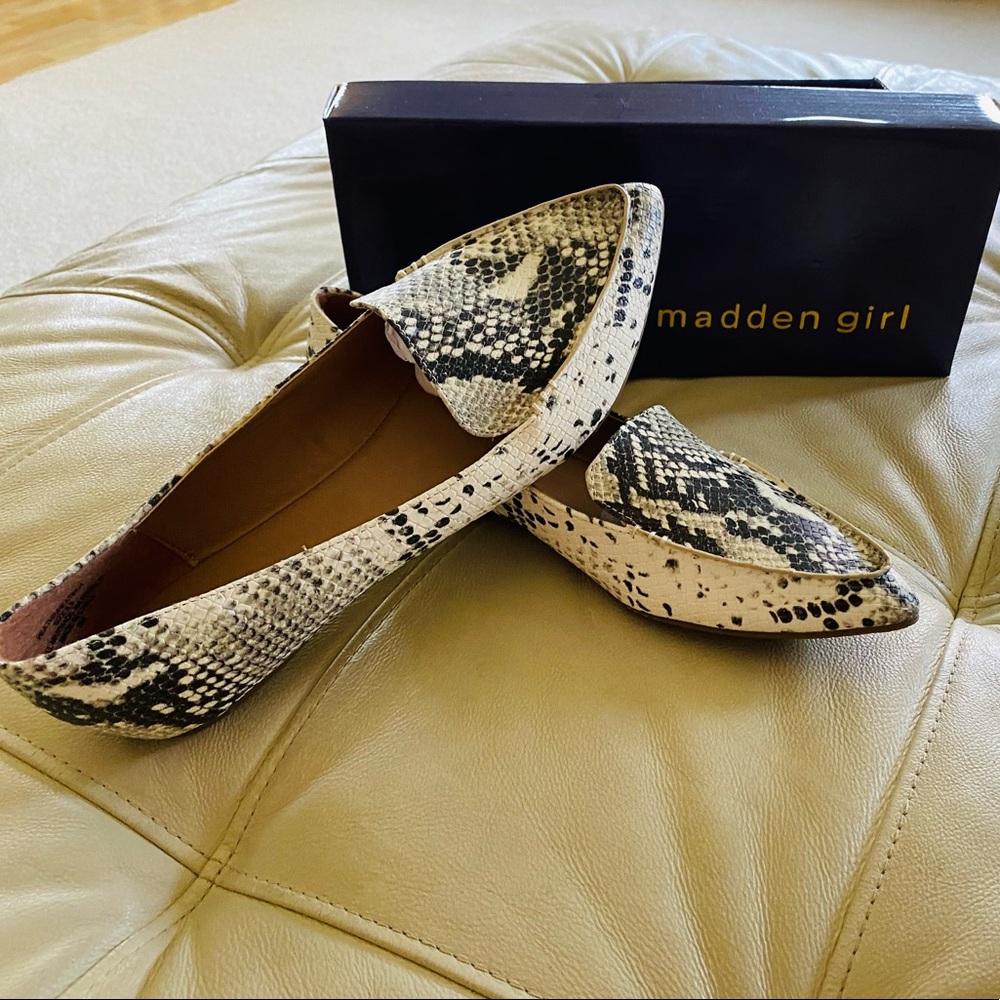 NIB Madden Girl Snake Skin Flats